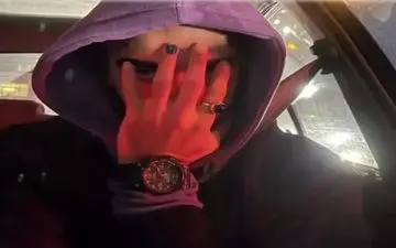 خانمی که در کنار محمد صادقی نشسته است کیست؟!|محمد صادقی سریال بی همگان ازدواج کرد ؟