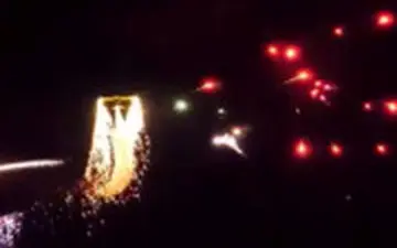  آتش بازی هوایی با هواپیما همراه با پرتاب فشفشه و لیزر