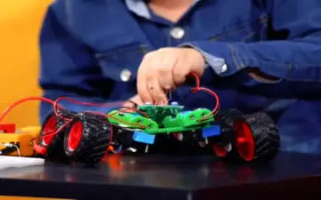 کودک ۵ ساله ایرانی، نابغه دنیای الکترونیک!