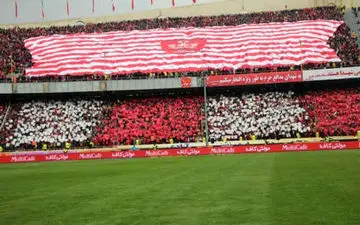 اقدام زشت و تمسخر آمیز هواداران تراکتورسازی در ورزشگاه آزادی! +عکس