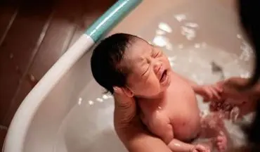خطر حمام کردن نوزاد بلافاصله بعد تولد|هر آن چه باید از حمام نوزاد بدانید