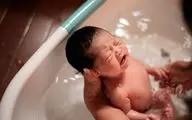 خطر حمام کردن نوزاد بلافاصله بعد تولد|هر آن چه باید از حمام نوزاد بدانید