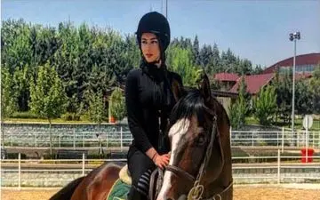 تیپ «ترلان پروانه» در باشگاه سوارکاری + عکس