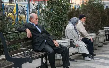 افزایش ناچیز مبلغ حکمت کارت بازنشستگان/ با ۱۰۰ هزار تومان حتی یک روغن هم نمی‌توان خرید!