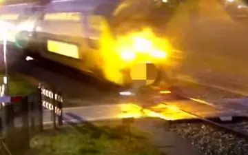 فرار از مرگ دوچرخه‌سوار در واپسین لحظه! +فیلم