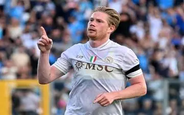 ناپولی با برد قاطع به یوونتوس رسید / دی‌بروینه و هویلون ستاره‌های شب فلورانس