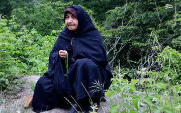 عکس/ مادری دست به ذکر و چشم انتظار در حوالی معدن یورت