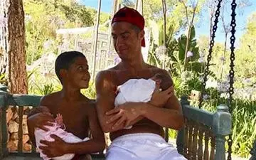  عکس جدید کریستیانو رونالدو و دوقلوهایش