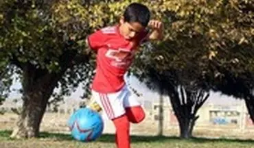  اهدای پیراهن امضا شده دیبالا به پسربچه ایرانی