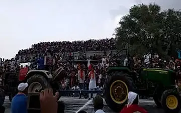 ریزش جایگاه تماشاگران حین تماشای مسابقه تراکتورها! + فیلم 