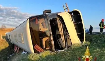59 زخمی و فوتی در حادثه واژگونی اتوبوس در محور بروجرد - اراک