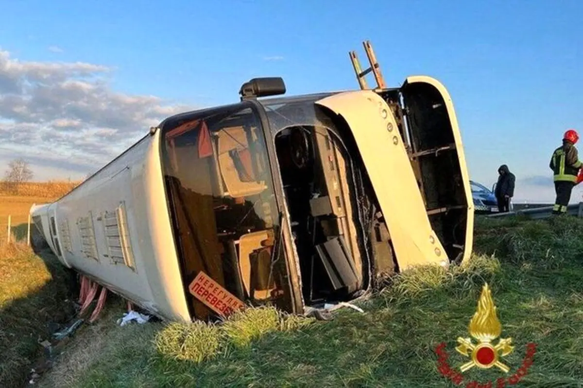 59 زخمی و فوتی در حادثه واژگونی اتوبوس در محور بروجرد - اراک
