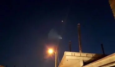 شی نورانی ( موشک یا پهپاد) در آسمان اهواز | فیلم