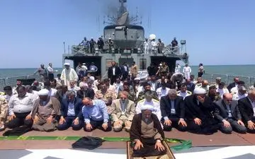نماز جماعت لاریجانی بر روی ناو ارتش/عکس