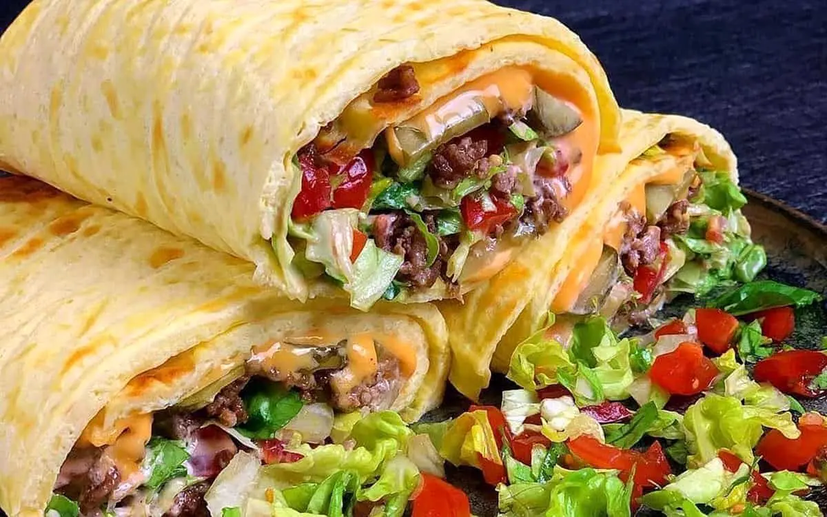 طرز تهیه ساندویچ گوشت چرخ کرده با پنیر پیتزا؛ خوشمزه و آسان