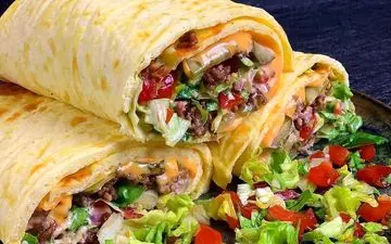 طرز تهیه ساندویچ گوشت چرخ‌ کرده با پنیر پیتزا؛ خوشمزه و آسان