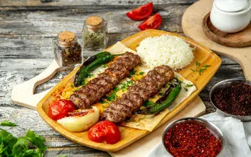 کوبیده رستورانی در 5 دقیقه؟! طرز تهیه کباب کوبیده سفت و خوشمزه در خانه | فیلم