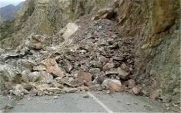 لحظه هولناک ریزش کوه در جاده مواصلاتی شهرستان اردل