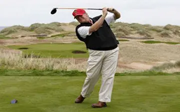 شعار دادن معترضان به حضور ترامپ در زمین گلف آیرشایر اسکاتلند + فیلم 