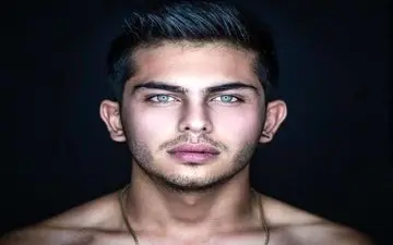 تفریح لاکچری ارسلان قاسمی در فرانسه جنجالی شد|ارسلان قاسمی در قایق شخصی به همراه سگش