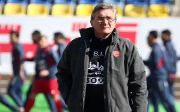  برانکو، بازیِ آبی‌پوشان را تماشا می‌کند