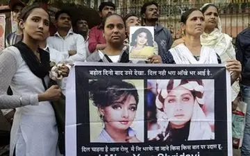  حضور آیشواریا در تشییع جنازه بازیگر مشهور بالیوودی