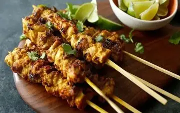 مهارت و ابتکار در آشپزی هندی: تماشای پخت جوجه کبابی با استفاده از چرخ دوچرخه (ویدئو)