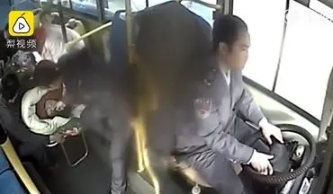 عمل انسان‌دوستانه راننده و مسافران اتوبوس پس از تصادف آمبولانس! +فیلم