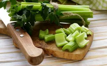 آشنای با خواص معجزه‌آسای کرفس 