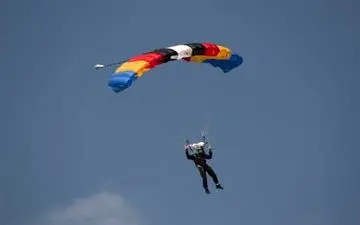 سقوط مرگبار چترباز زن در وسط اتوبان!