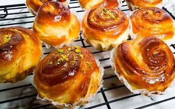 طرز تهیه نان رول زعفرانی خانگی؛ ساده، خوشمزه و خوش‌عطر