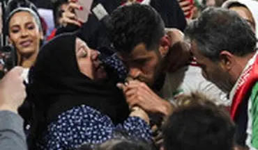 فیلمی که AFC از مرتضی پورعلی گنجی بعد از بوسیدن دست مادرش منتشر کرد