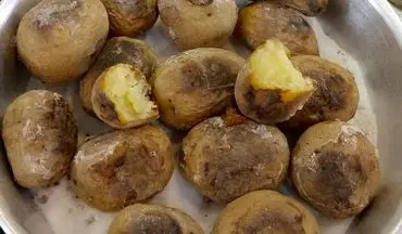 طرز تهیه سیب زمینی نمکی تبریزی؛ خوشمزه و اصیل به روش سنتی