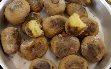 طرز تهیه سیب زمینی نمکی تبریزی؛ خوشمزه و اصیل به روش سنتی