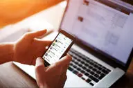 کار زیاد با موبایل و کامپیوتر، خطر خشکی چشم را دو برابر می‌کند