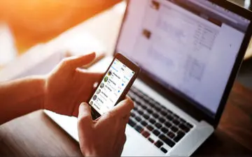 کار زیاد با موبایل و کامپیوتر، خطر خشکی چشم را دو برابر می‌کند