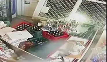 ورود ناگهانی یک زن با خودرو به مغازه برای سرقت