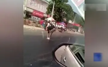 گرفتار شدن عابر پیاده در آسفالت داغ خیابان!+ فیلم