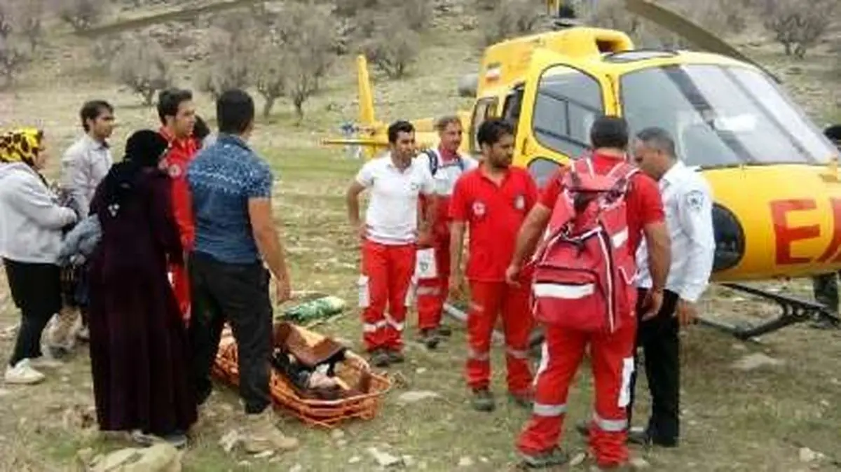امدادرسانی اورژانس هوایی به زن و مرد گرفتار در کوههای قلارنگ ایلام