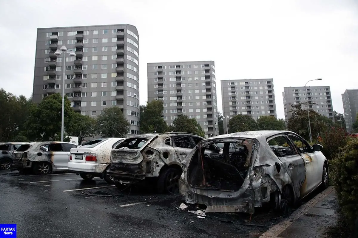  جوانان ماسک دار سوئدی 80 خودرو را آتش زدند