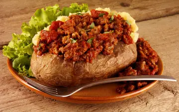 طرز تهیه سیب‌زمینی شکم‌پر با گوشت چرخ‌کرده؛ خوشمزه و مجلسی