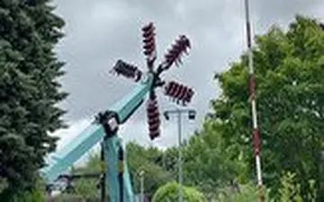 لحظات دلهره آور گیر کردن یک وسیله شهربازی 