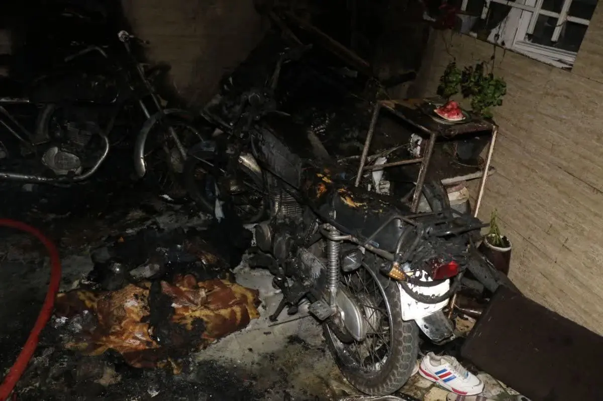 آتش سوزی سنگین در منزل ویلایی مشهد؛ نجات ۲۳ نفر و مصدومیت یک مرد