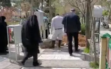 مراسم تدفین همسر حاج آقا لولاچیان مادر عروس رهبرانقلاب و مادر شهید