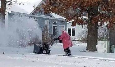 برف روبی پیرزن ۸۲ ساله در دمای زیر صفردرجه! +فیلم 