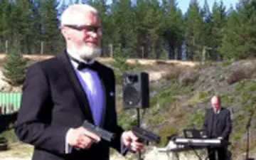 نواختن موسیقی با شلیک اسلحه!