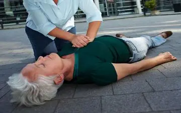 
زنان کمتر از مردان از غریبه‌ها احیای قلبی ریوی می‌گیرند
