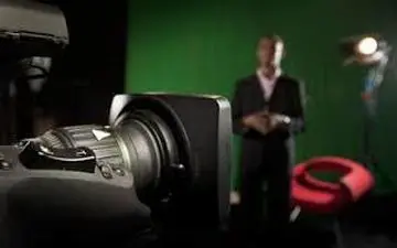  بازیگری که برای رسانه‌های خارجی ایفای نقش می‌کند