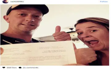 جشن طلاق با سلفی های عجیب در کنار سند جدایی! + عکس