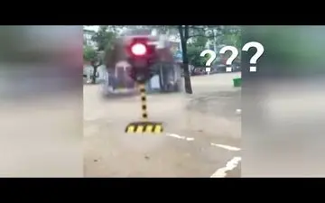 سیل شدید، چراغ راهنمایی خیابان را با خود برد!